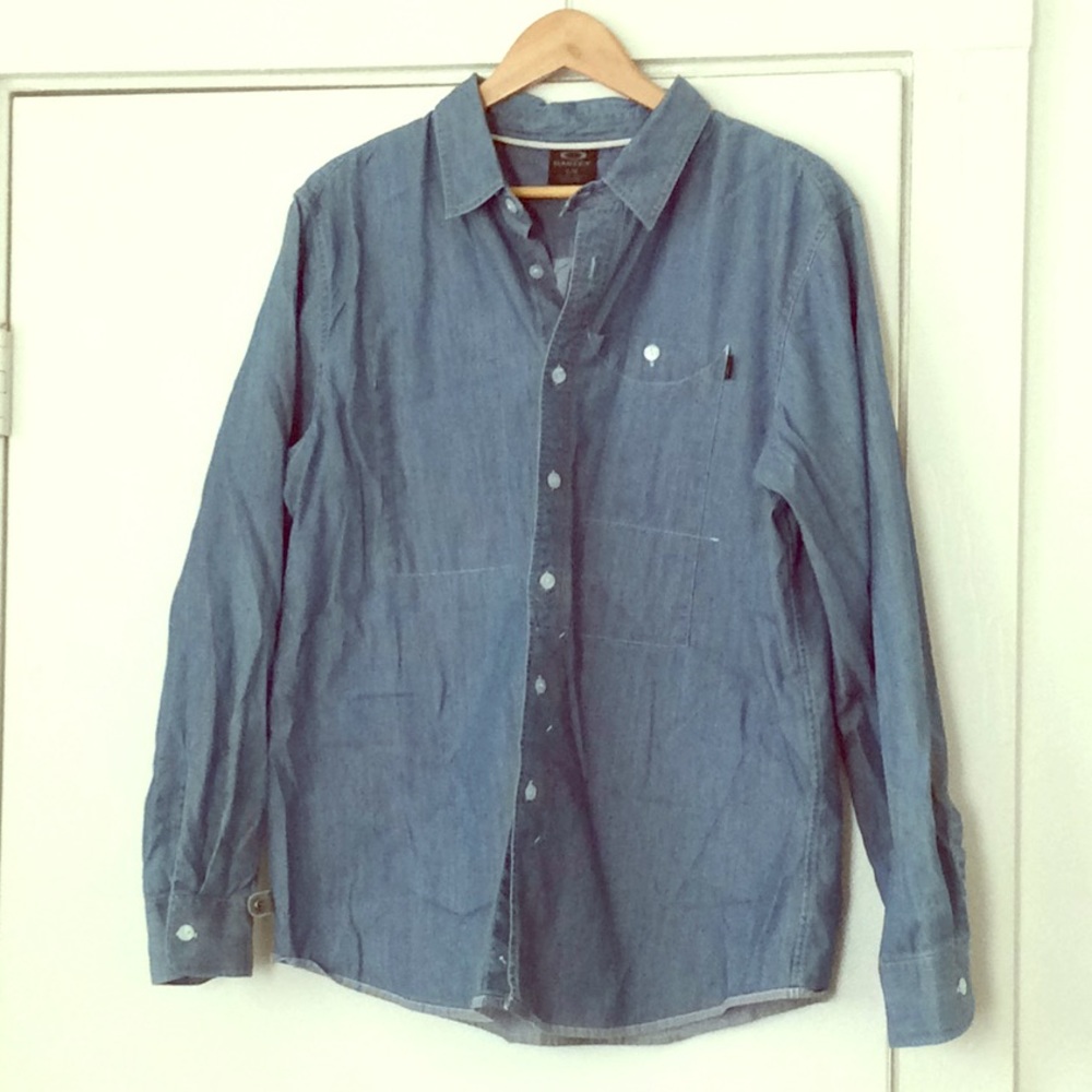 Men’s Oakley button down shirt large